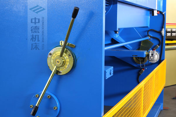 ZDSK-1632剪板機刀片間隙手動調節器，刻度清淅，調節省力又簡便.jpg