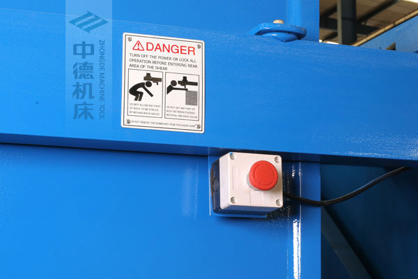 ZDSK-1632剪板機后部緊急停止按鈕，最大程度保障工人安全.jpg